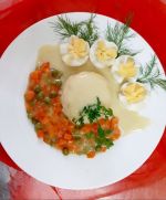 jajko gotowane w sosie musztardowym, ziemniaki puree, groszek z marchewką